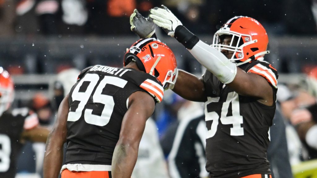 Watch: Browns force fourth-down stop after offensive fumble