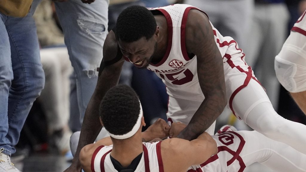 No. 10 Oklahoma remains undefeated with comeback over No. 24 Michigan