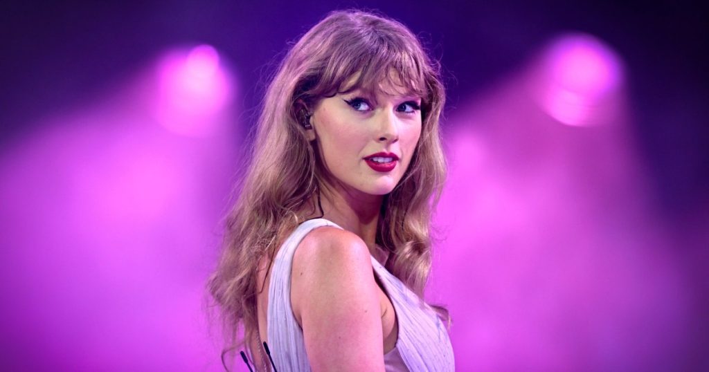 Taylor Swift takes the stage in surprise Nashville performance
