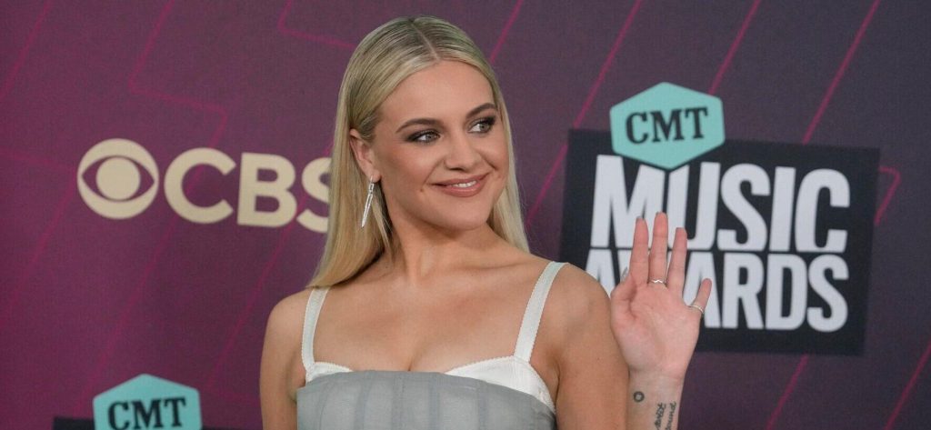 Chaos Erupts As Kelsea Ballerini Confronts Heckler Onstage