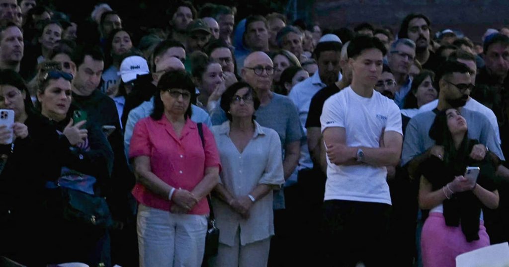 Crowd gathers to mourn victims of Bondi Beach shooting