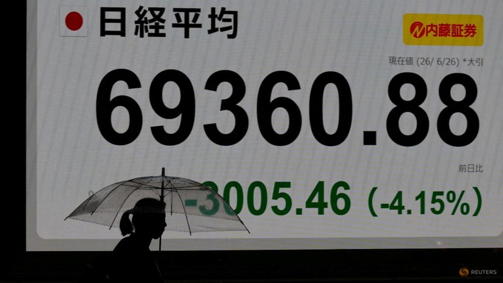 Asian shares fall as chipmakers drag; US jobs data looms