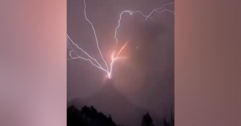 Volcano Fuego in Guatemala Intensifies Eruption, Authorities Issue Red Alert (VIDEOS)