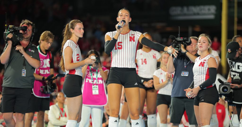 College volleyball players keep Wrigley Field crowd entertained during delays
