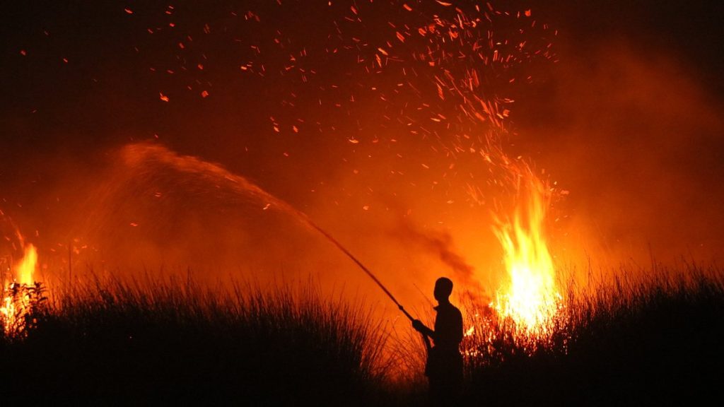 El Niño fuels wildfires in Indonesia, sickening some 100,000 people