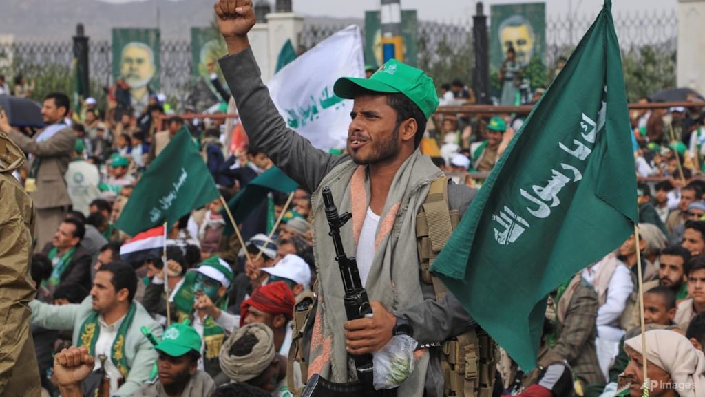 81 dead as Yemen’s Houthis push towards key strait: Sources